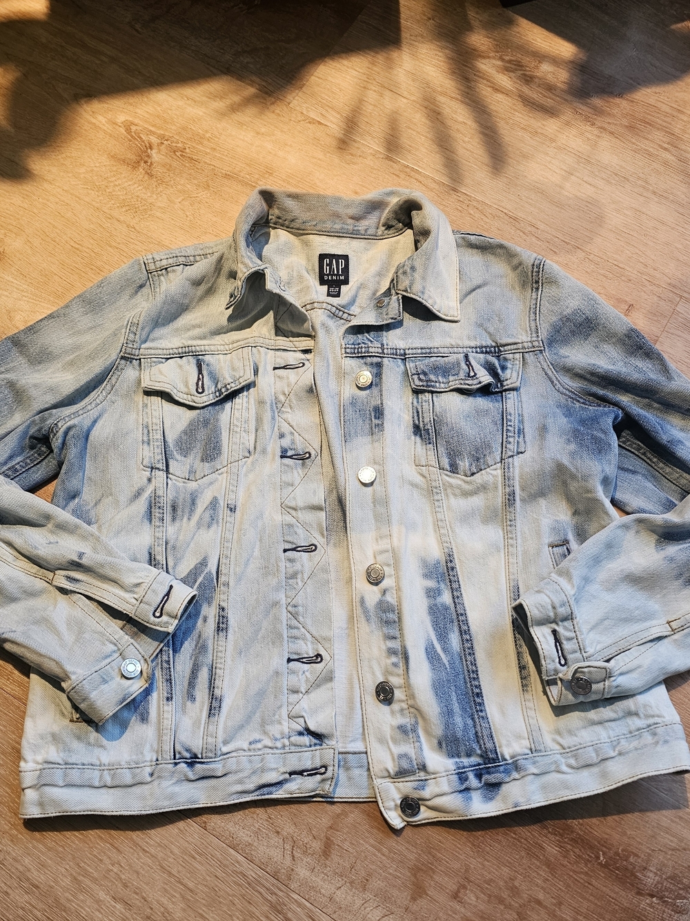 GAP Denim men's acid-wash/bleached light-wash trucker jacket large neck stain